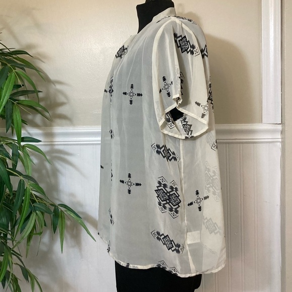 Umgee Womens sheer short sleeve blouse, V-neck tribal geometric print size small - Picture 6 of 11